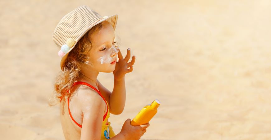 The Dos & Don’ts of Using Mineral-Based Spray Sunscreen 